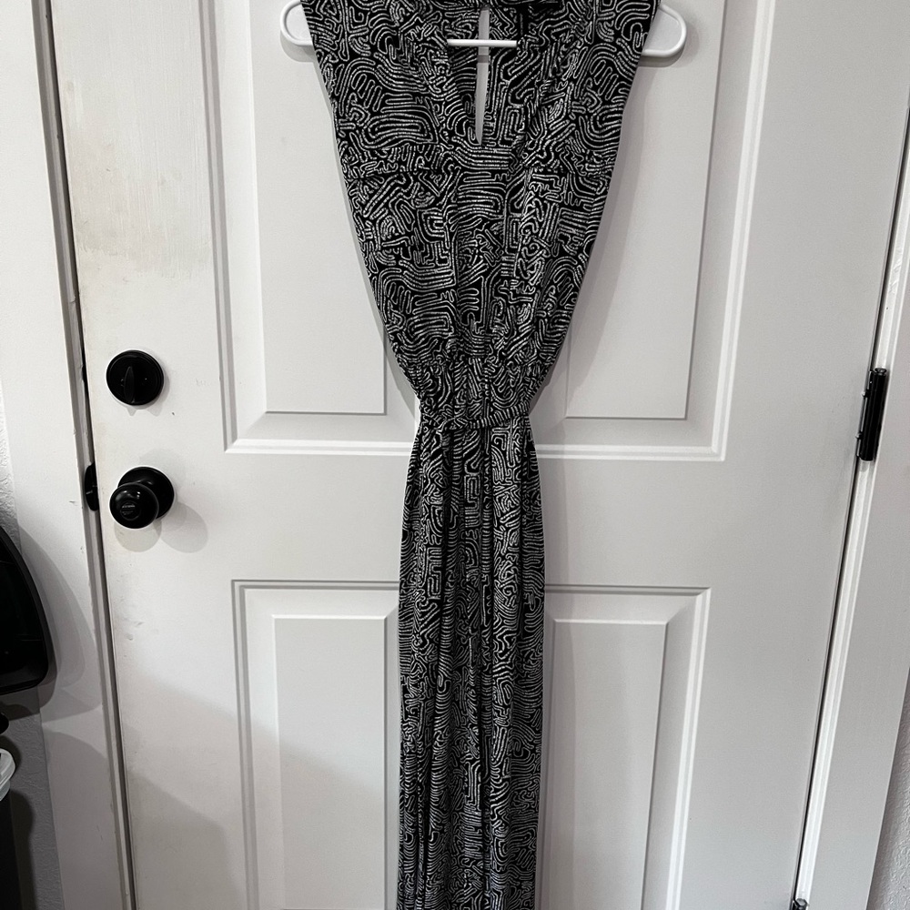 New Directions Black and White Sleeveless V-Neck Jumpsuit